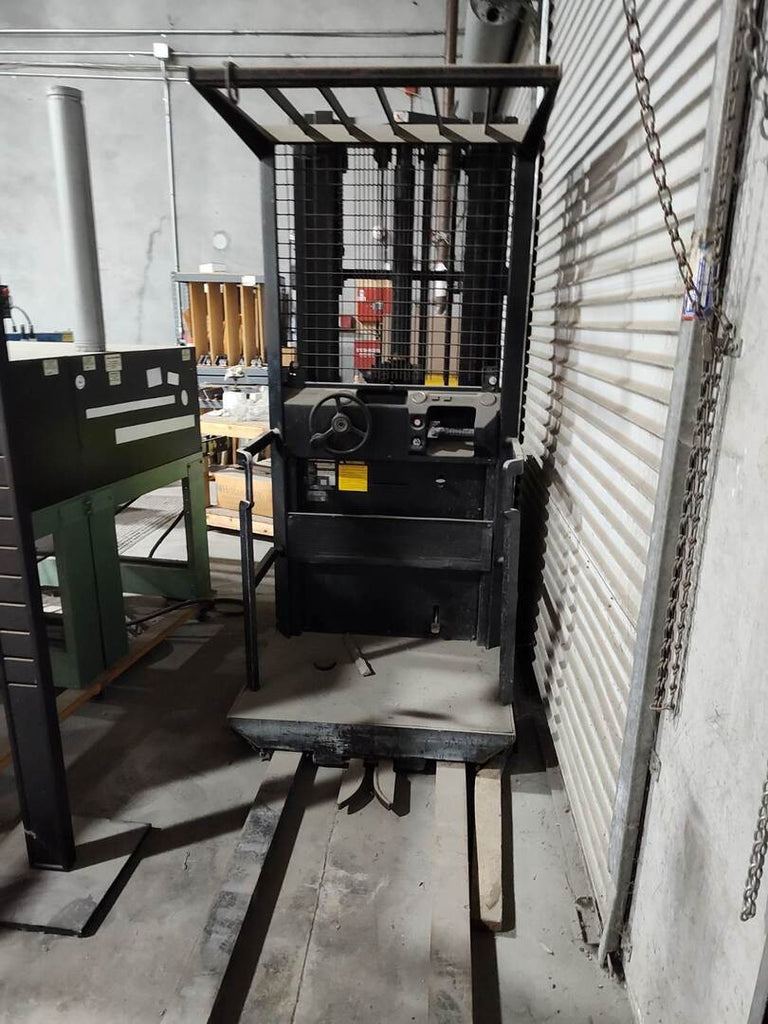 CLARK 3000 lb Order Picker Forklift OP-15 W/ Battery Charger LP1B12-475CFR