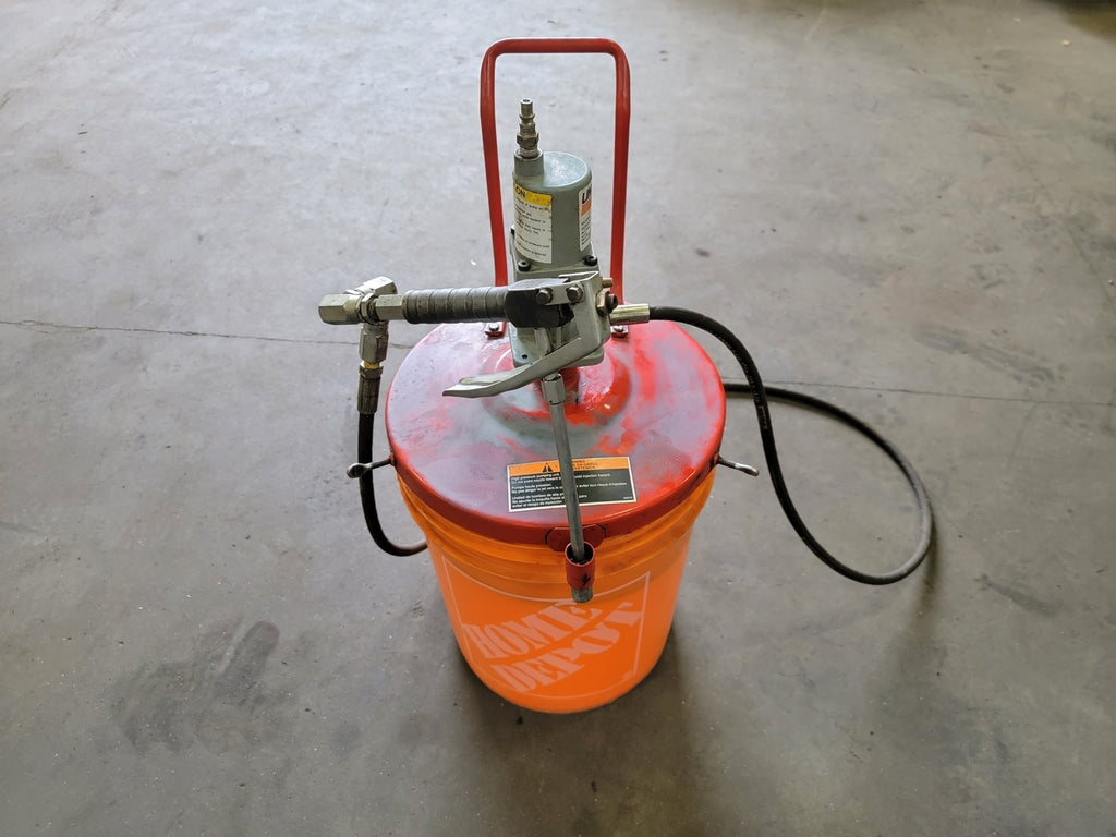 LINCOLN ELECTRIC 274217 Air Operated High Pressure Grease Bucket Pump w/ 25-50 Lb Pail