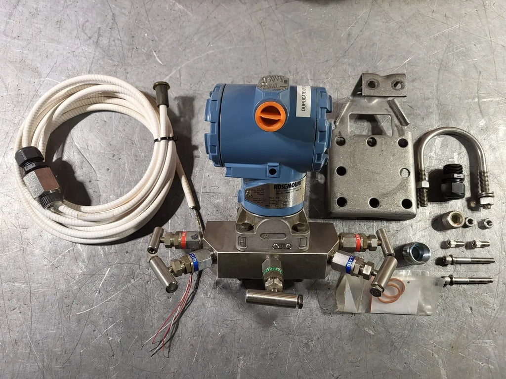 ROSEMOUNT 3095 MultiVariable Mass Flow Transmitter w/ 5-Valve Manifold & Accessories